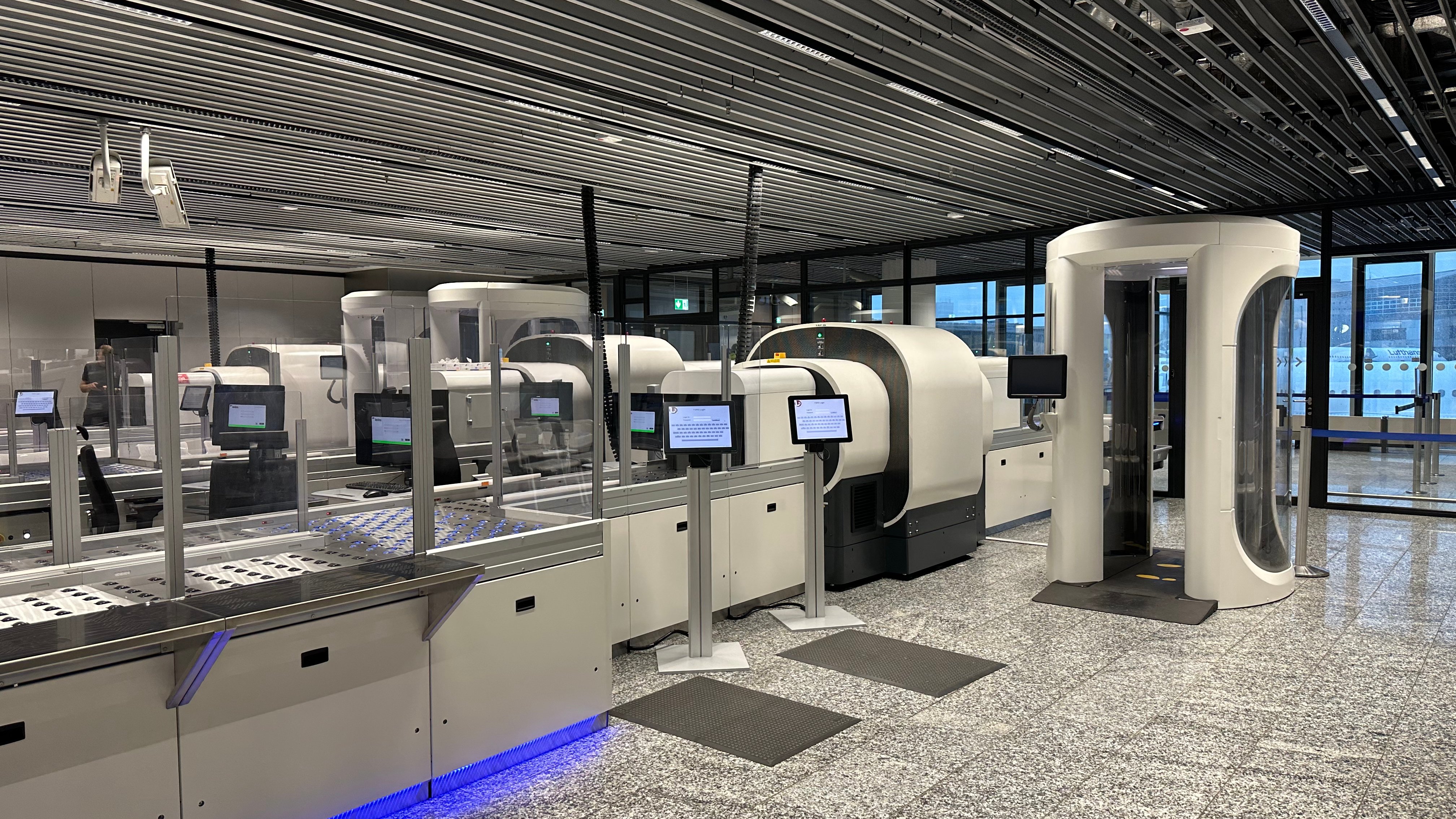 Sicher, schnell und komfortabel: Weitere Sicherheitskontrollen am Flughafen  Frankfurt mit CT-Scannern und neuem Spurkonzept ausgestattet